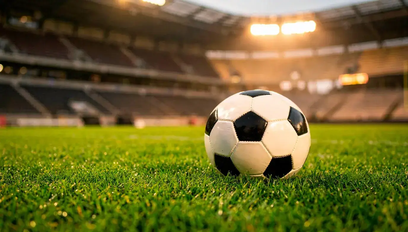 Lopta na travnjaku osvijetljenog stadiona uoči večernje utakmice Svjetskog prvenstva.
